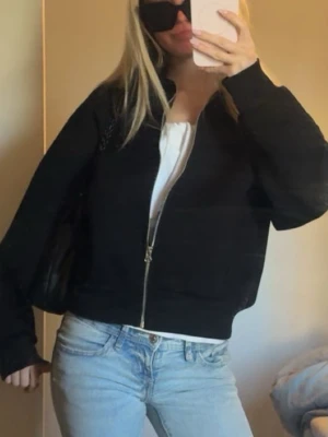 Svart bomberjacka - Snygg svart bomberjacka från zara går inte att köpa längre 💗