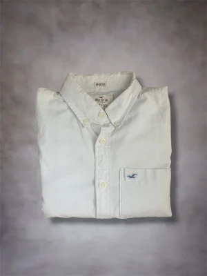 Hollister skjorta - Hollister Skjorta – Vit – Strl S  🤍 Klassisk vit skjorta från Hollister som passar perfekt både till vardags och mer uppklädda tillfällen.  Märke: Hollister Storlek: S Färg: Vit Passform: Stretch för extra komfort Skick: Bra skick  Beskrivning: Stilren vit skjorta i mjukt och bekvämt material med stretch. Enkel att matcha med både jeans, chinos eller kostymbyxor. Broderad Hollister-logga på bröstfickan ger en diskret och snygg detalj.  Perfekt för skola, jobb, fest eller andra tillfällen där du 