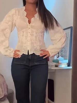 Vit broderad blus med volangkant - Jätte fin vit blus från Gina tricot. Endast använd en gång? Skicka gärna prisförslag och skriv för mer bilder! Köp inte innan ni skrivit till mig!🩷