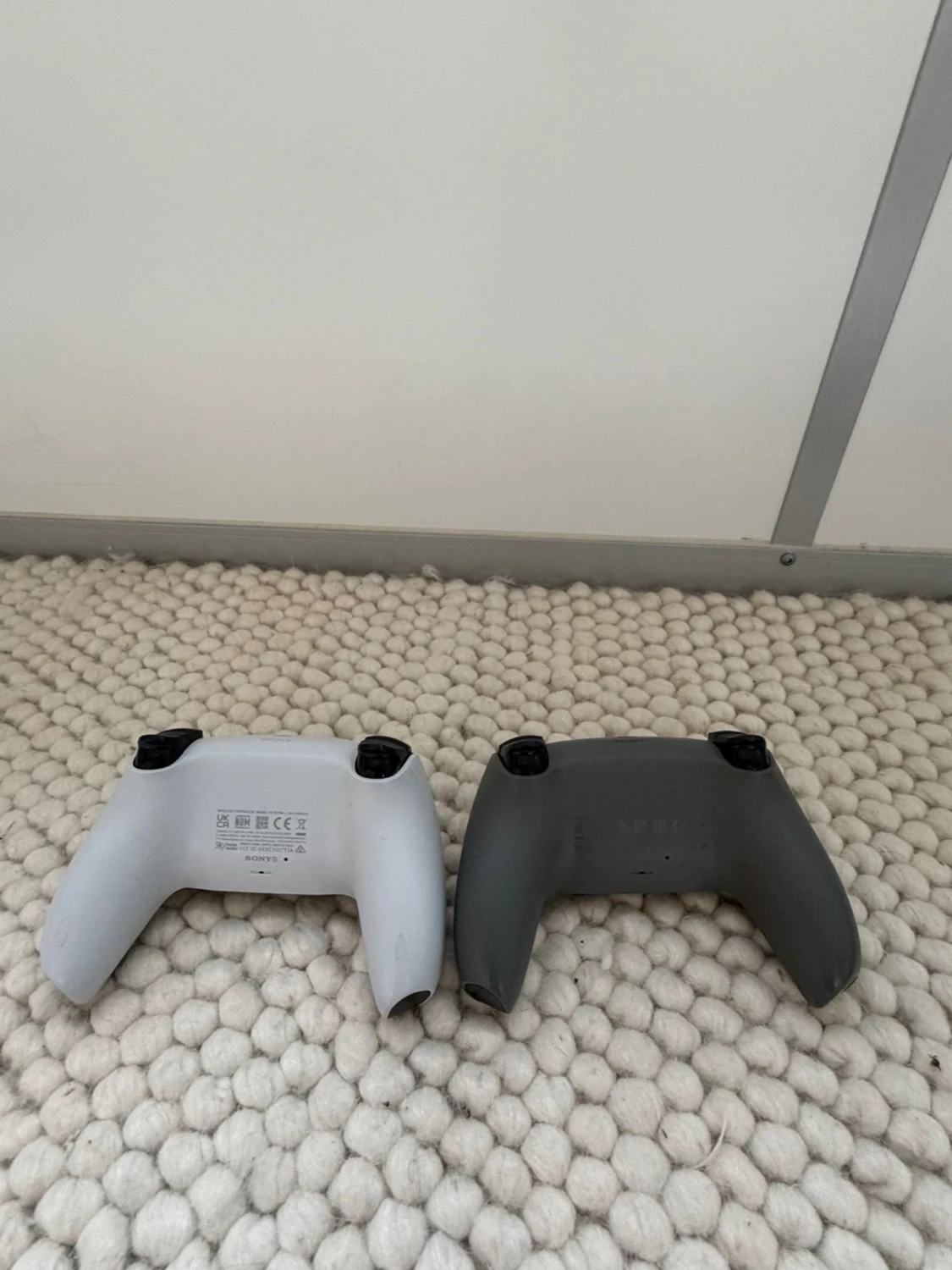 Stick drift fråga om du inte vet vad de ärPS5 DualSense handkontroller svart & vit - 2