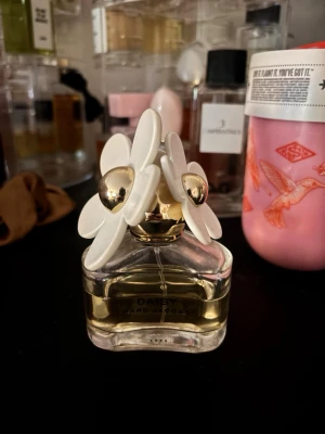 Parfym - Marc jacobs daisy 🌼 ca hälften kvar av 50 ml 💛