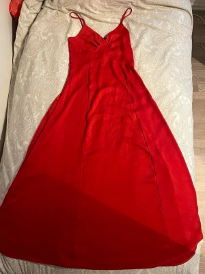 Röd långklänning❤️❤️ - Super snygg röd långklänning! ❤️❤️ Perfekt material och känns tun🫶🏼 Perfket för dig som behöver hitta sista minut klänning till fester eller balen! Har bara använts 1 gång till en fest, och den fick massor av komplimanger!❤️❤️ Snygg och unik färg som lockar😍 Super elegant! 