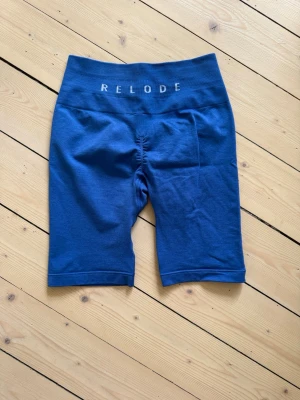 Relode shorts - Supersnygga träningsshorts från relode i modellen prime scrunch och färgen cobalt! Endast provade. Skulle säga att de sitter som S