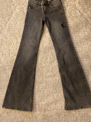 Utsvängda byxor  - Jag säljer dessa fina utsvängda byxor då jag inte vill ha dom mer, lapparna är kvar och har inte använt ❤️ Dom är från H&M och har ett hål nära fickan som någon typ av design (se bild 3). De sägs vara low waist men jag hade sagt att de är mer low- mid waist, skriv för mer info ❤️