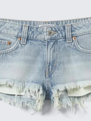 Lågmidjade jeansshorts  - Säljer de populära jeansshortsen från weekday💕 Denna modell är slutsåld och den kommer inte säljas längre i denna modell💕