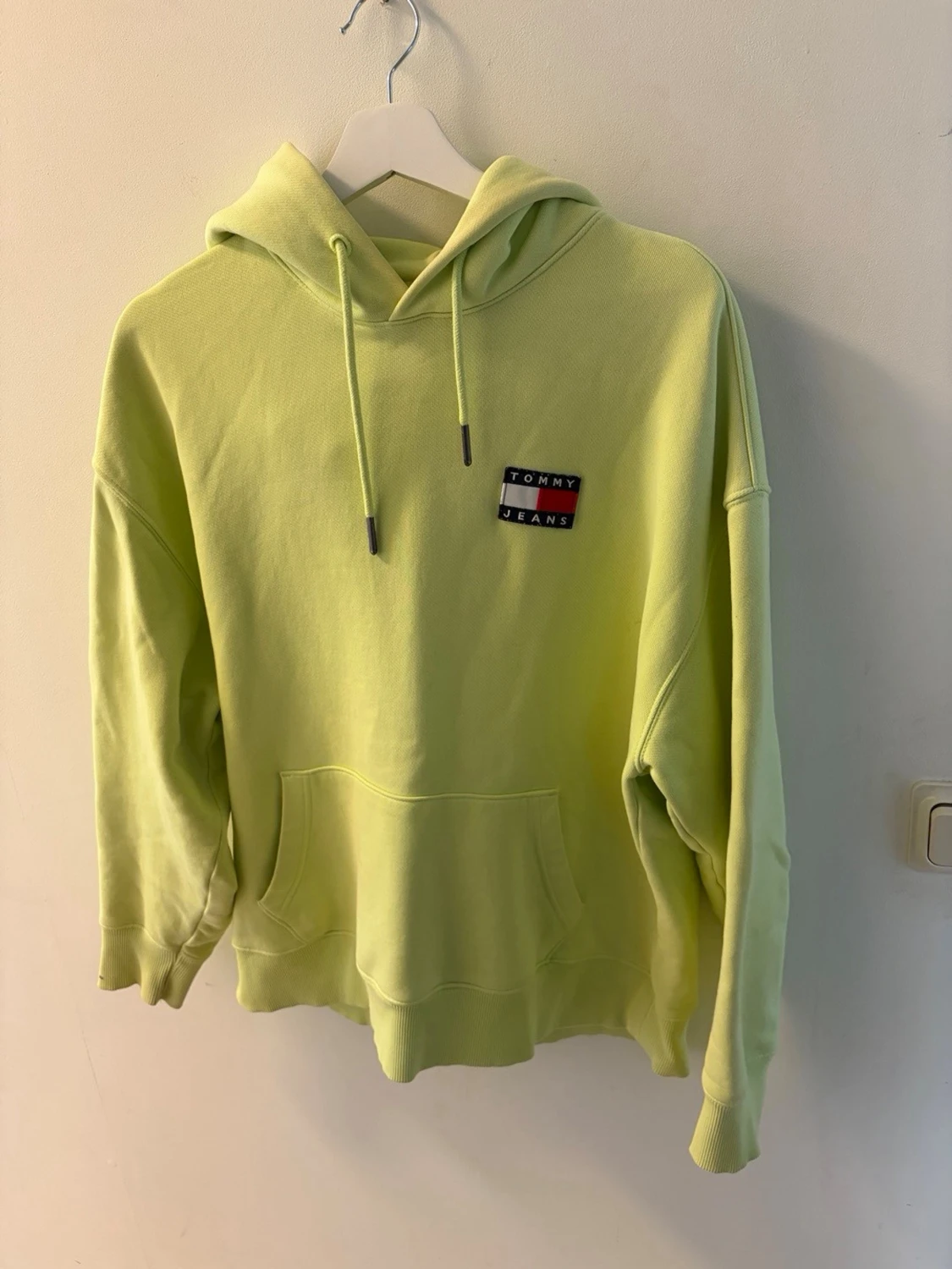 Gul hoodie från Tommy Jeans
