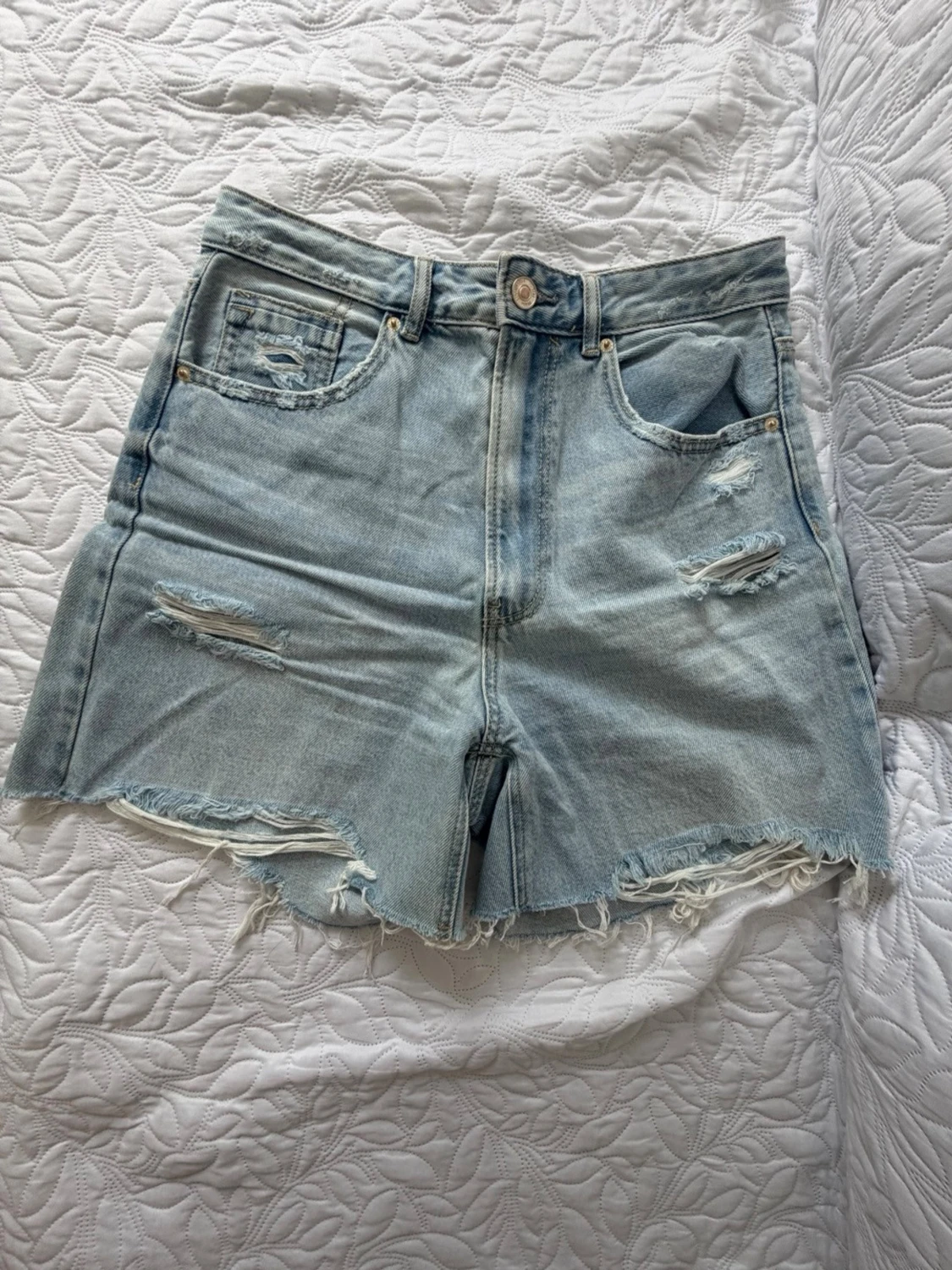 Ljusa denimshorts från Stradivarius