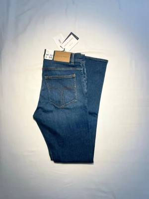 Tiger of Sweden jeans nya - Sprillans nya jeans ifrån tiger of Sweden. Prislapppen sitter kvar på jeansen. Storleken är W33 L34 och i modellen evolve vilket är Slimfit. kvitto kan visas privat