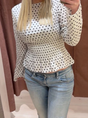 Prickig tröja från ginatricot  - Prickig långärmad tröja från ginatricot med ribbning vid magen. Storlek M med passar S då den är som sagt tight vid magen💕