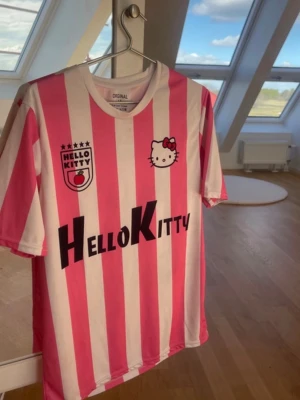 Hello Kitty fotbollströja  - Säljer en fotbollströja köp utomlands. Perfekt till de som älskar hellokitty! Först till kvarn. 95%bomull