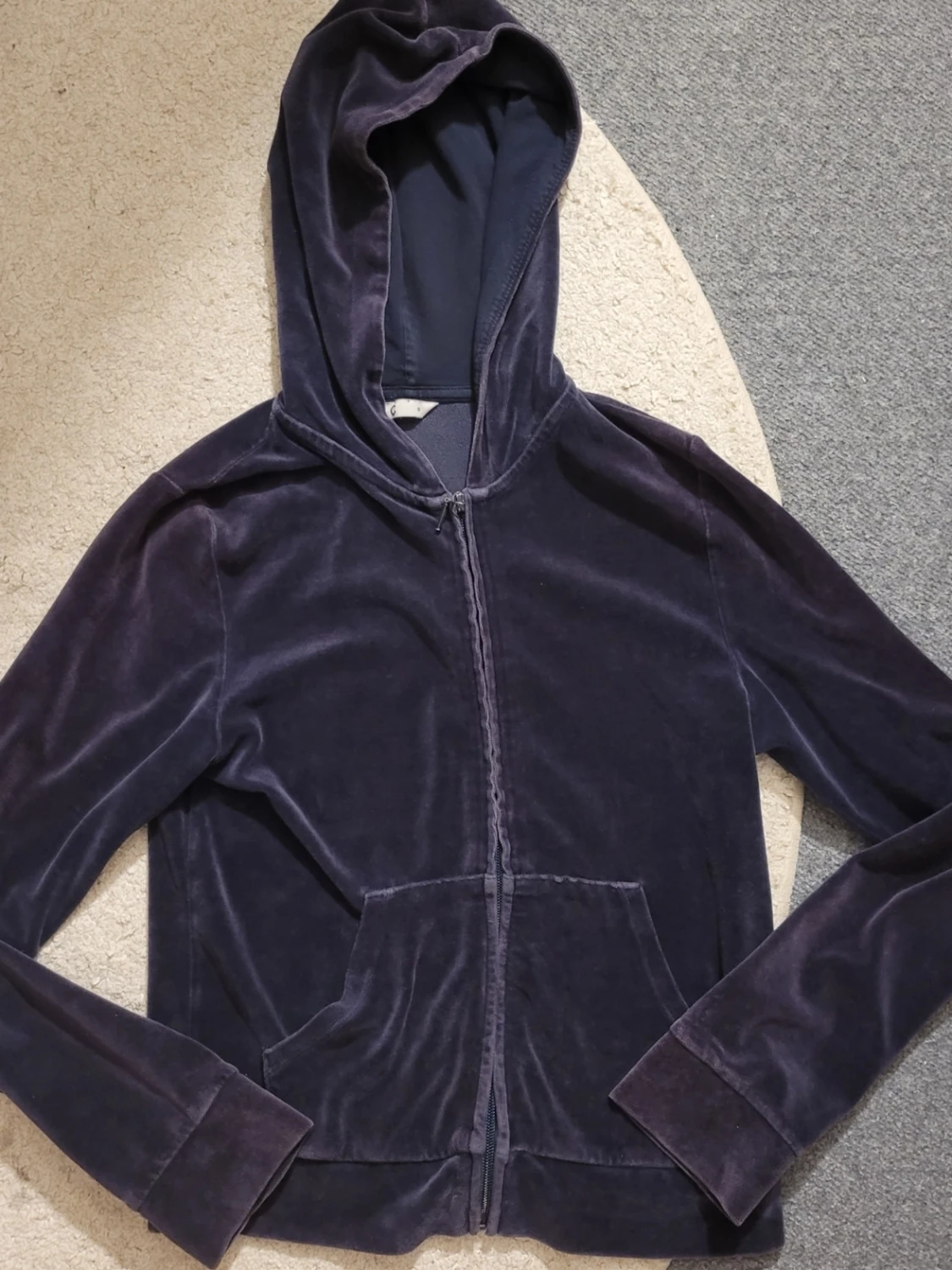 Mörkblå velour hoodie med dragkedja