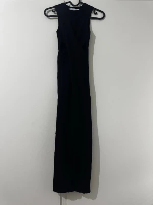Klänning  - En svart klänning från Bershka i stl S, öppen på sidorna och en liten slits på baksidan. Klänningen är i bra skick säljs för 150 kr. 