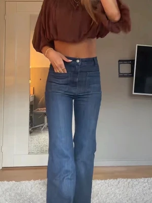 Brun croppad blus med vida ärmar - PRISLAPP KVAR, M men passar även någon med S, Trendig brun croppad blus med vida, trekvartsärmar och lös passform. Perfekt för dig som vill ha en avslappnad men ändå snygg look. Tyget ser lätt och luftigt ut, vilket gör toppen skön att bära under varmare dagar. 