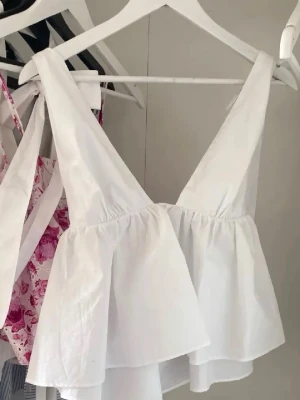 Vit topp med rosett Zara - Säljer denna söta topp från Zara. Aldrig använd och i helt nytt skick. Storlek S, passar XS oxh M också. 200 kr + frakt! Vid fler frågor, etc skriv privat 🙌🏼🫰🏼🩷☀️🙏🏼