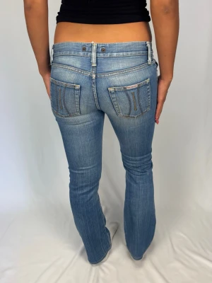 Lågmidjade Jeans  - Lågmidjade Fornarina Jeans | Ingen storlekslapp, uppskattad storlek 26 | Fint skick | Modellen på bilderna är 168cm lång och väger 60kg | Mått: Ytterbenslängd: 94cm. Midjebredd: 38cm. Lårbredd: 25cm. Fotöppning: 21cm. Kontakta mig vid fler frågor eller funderingar!