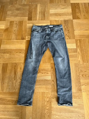 Grå jeans från Tiger of Sweden - Snygga grå jeans från Tiger of Sweden. Skit snygg model me inga hål eller något sånt. W32,L34
