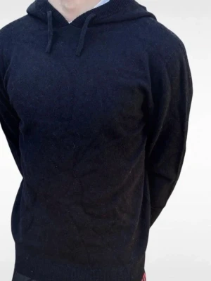 Svart merinohoodie - Snygg svart hoodie från Bengtson's Sweden i mjuk merinoull. Klassisk modell med huva och dragsko, perfekt för dig som gillar stilrena och bekväma plagg. Passar till det mesta och är superenkel att matcha med andra kläder.