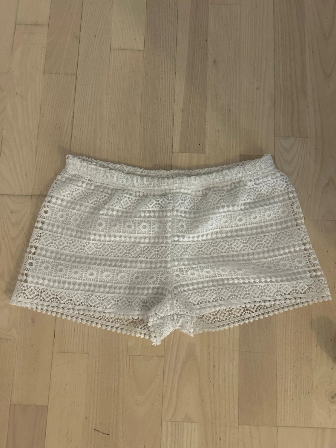 Vita spetsmönstrade shorts - 1