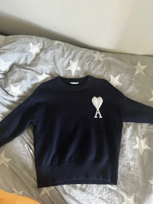 Mörkblå stickad tröja från Ami - Har inte använt den mycket och är i bra skick. Säljer för att den inte passar mig längre. Pris kan även diskuteras 