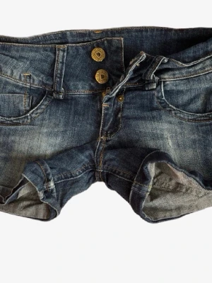 Jeansshorts  - Jättefina lågmidjadd jeansshorts från bershka. Storlek XXS men passar på mig som har XS i vanliga fall. Bakfickan och lappen på baksidan är lite sönder men inget som stör eller märks. Mått finns på sista bilderna💕💕