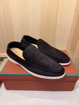Loro piana Summer Walk  - Säljer min mina Loro Summer Walk Loafers i svart färg som han fick i present men tyvärr var för små. Har tyvärr inget kvitto. På hemsidan säljs modellen för cirka 890 €, vilket motsvarar ungefär 9 700 kr.  Säljer dem för 1 999 kr. Öppen för snabb affär.  Eftersom skorna är en gåva kan jag inte garantera äktheten. Därav det låga priset.