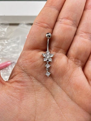 NY Oanvänd - Navelpiercing  - 🔥 ERBJUDANDE: Få 30% rabatt när du köper 2 valfria piercingar! 🔥  Passa på att fynda och uppdatera din smyckessamling 💖 Skicka ett meddelande vid intresse eller frågor!