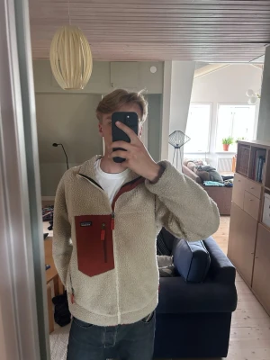 Patagonia fleece  - Snygg Patagonia fleece som är i använt skick. Super skön och trendig tröja i bra kvalitet. Storlek medium och sitter som på bilden. Hör av dig vid funderingar 