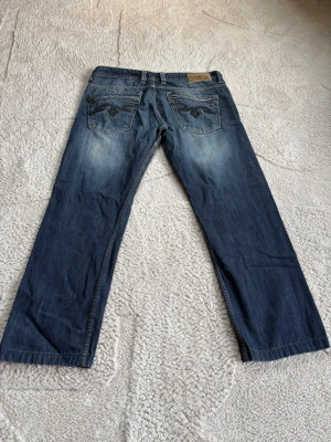 Diesel jeans - Vintage Diesel jeans  Model : straight Måtten finns på sista bilden:) Öppen för pris förslag och frågor🤩!