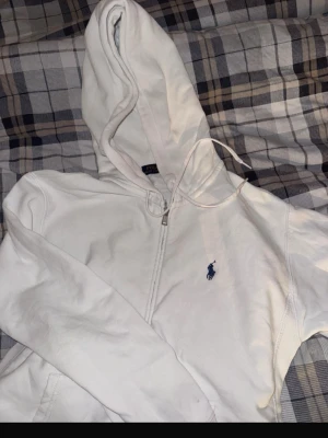 Vit hoodie från Polo Ralph Lauren - Kommer ej till använding, snöret har tappats bort.