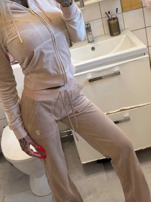 Juicy couture  - Beige juicy tröja med guld detaljer i storlek xs & beiga byxor med guld detaljer i storlek xs. Det är 2 olika färger av beige, tröjan är lite lite ljusare beige än byxorna men jag har matchat dom som ett set endå. Mycket fint skick med med tanke på att det inte är exakt samma beiga färger så säljes hela settet för endast 500:- 💋🤍 ▪️ Tiktok- Ginise   