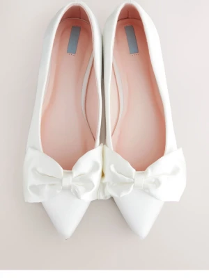 Vita ballerinaskor med rosett - Helt nya och aldrig använda!!! Perfekt till studenten. Skokartong osv följer med🤗❤️ nypris: 698kr på Zalando