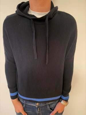 Marc o polo hoodie - Säljer en stickad hoodie från Marc i polo i storlek M. Modellen är ca 187cm lång. Hör av er vid funderingar 