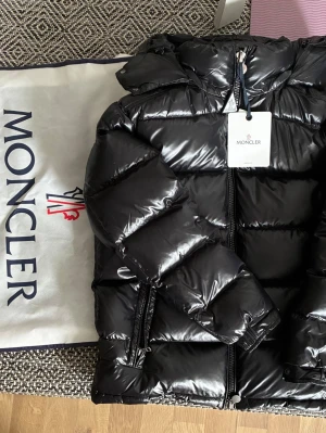 Moncler Maya  - Aldrig använd. I riktigt bra skick. Storlek 2, passar S/M. Priset är förhandlingsbart om du vill göra en snabb affär. 