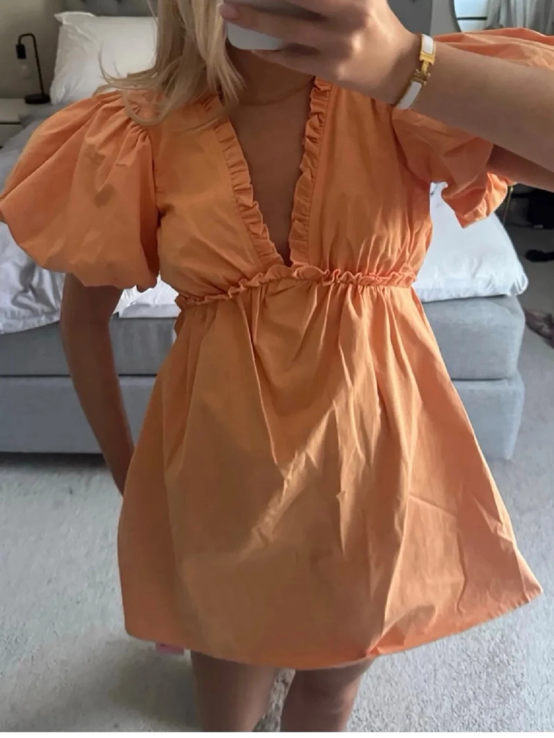 Kort orange klänning med puffärm