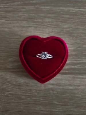 Silverfärgad ring med klar sten - ring i storlek 18,5mm, silverfärgad. 