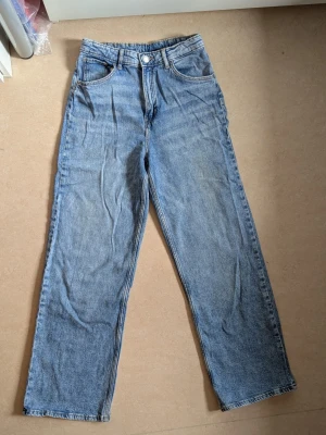 Jeans , HM - Jeans. Jeansen är lite skrynkliga på bilderna . På nästa sista bilden visas en söm har gått upp lite grann och på sista sidan visas en liten fläck.