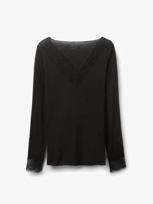 Intimissimi Svart långärmad spetsblus Cashmere - Snygg svart långärmad blus med v-ringning och spetsdetaljer längs halsringningen och vid ärmsluten. Perfekt för dig som gillar en stilren men ändå elegant look. Tillverkad i mjukt material med cashmere som känns skönt mot huden.
