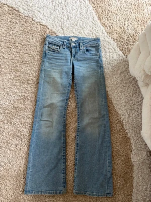 Gina tricot jeans  - Ljusblå jättefina gina tricot jeans! De är i storlek 152 och knappt använda. Skriv vid frågor. Pris kan diskuteras!!!