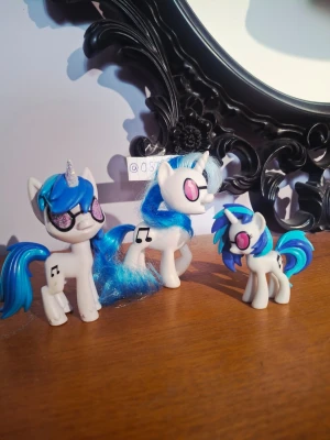My Little Pony Dj Pon-3 G4 - Paket med olika figurer av Dj Pon3 som jag samlat på mig genom åren. En av de är inte tvättad och har lite smuts på sig.