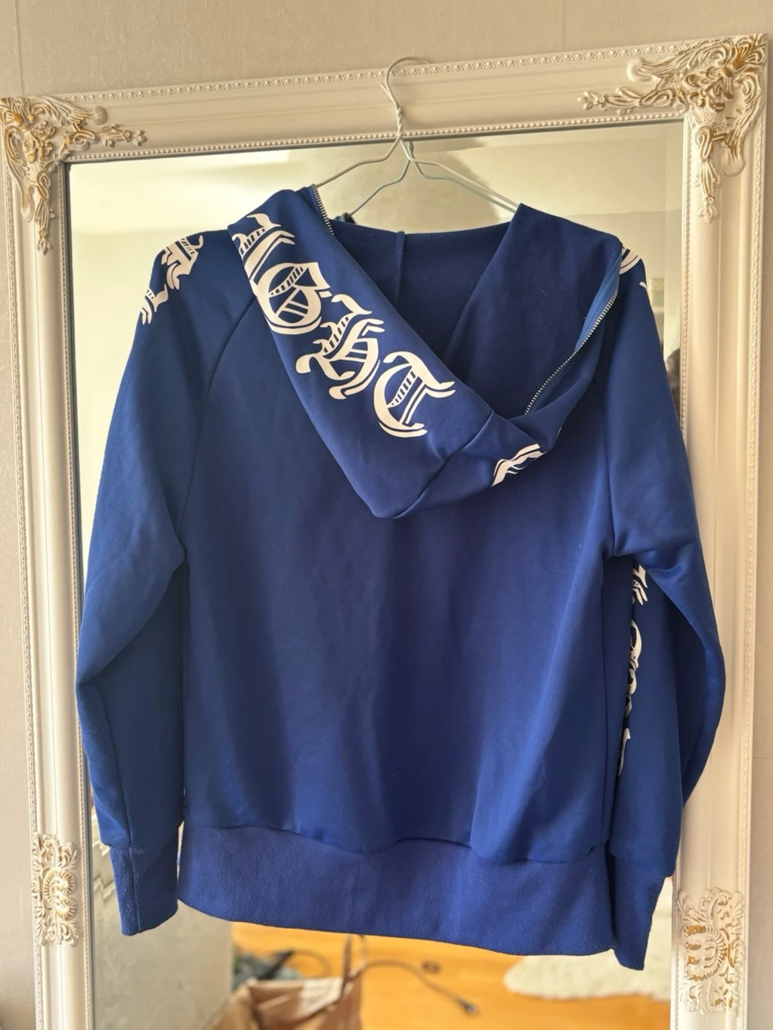 Blå hoodie med tryck på ärmarna - 1