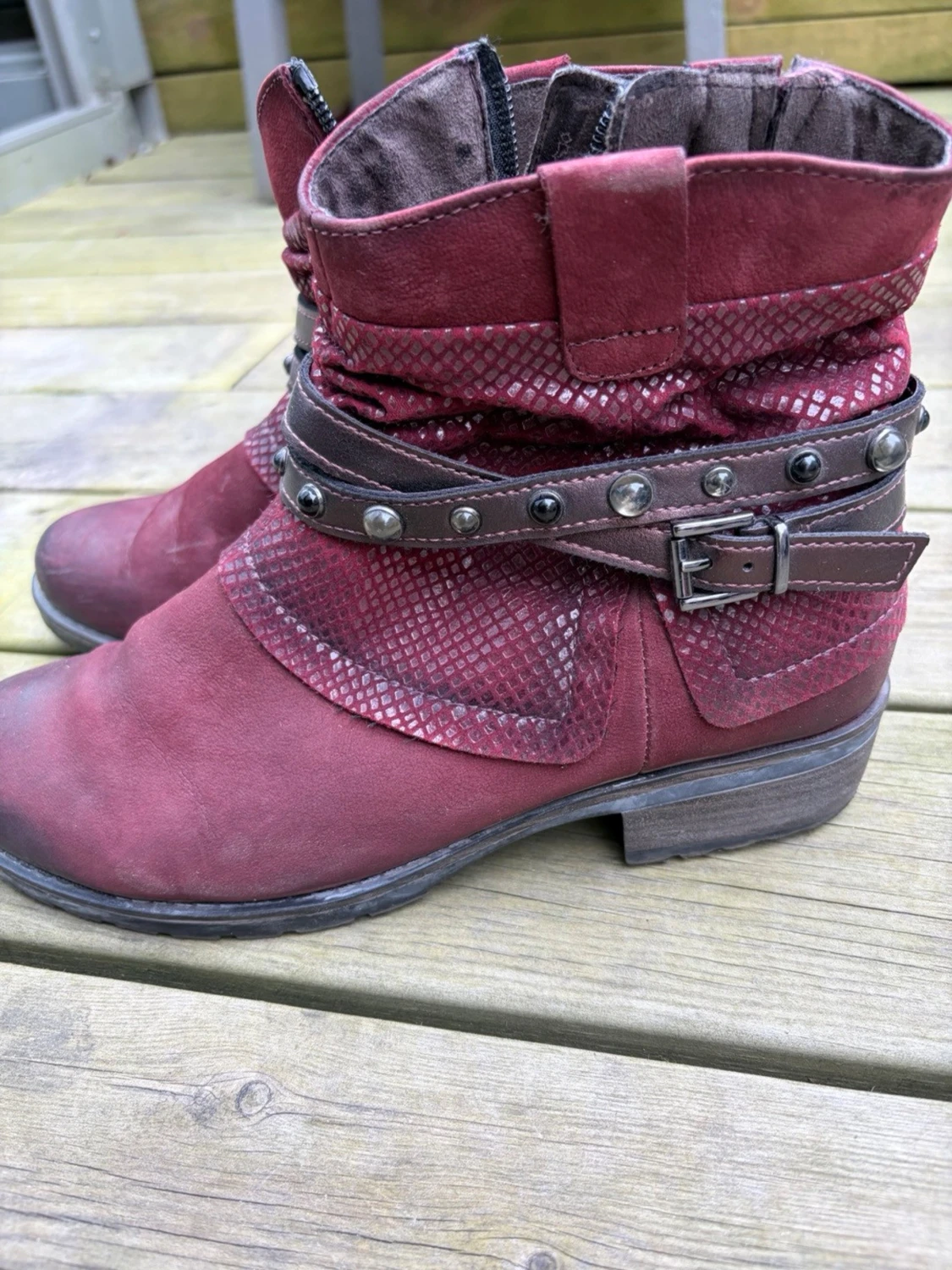 Vinröda boots med spännen från Tamaris - 2