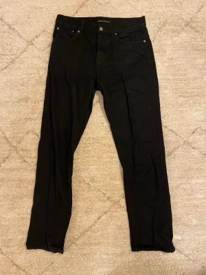 Svarta regular jeans från Nudie Jeans - Säljer ett par svarta jeans från Nudie Jeans. Passformen heter Steady Eddie II and färgen Dry Everblack. Storlek 32x32. Nypris 1400kr. 