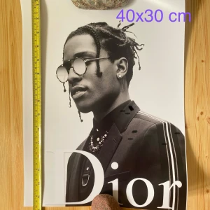 Poster ASAP ROCKY foto affisch helt ny  - Beställde dubbelt så denna affisch är helt ny på ASAP ROCKY. Storlek 40x30 cm Den säljs utan ram.
