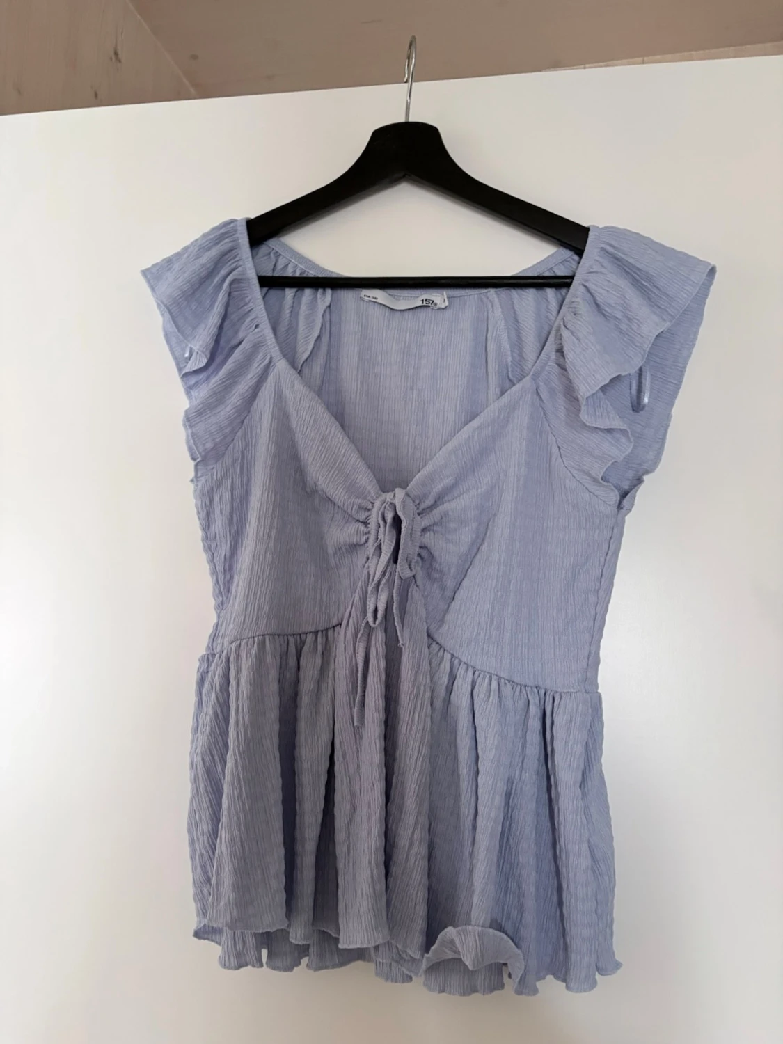 Ljusblå volangblus med knyt