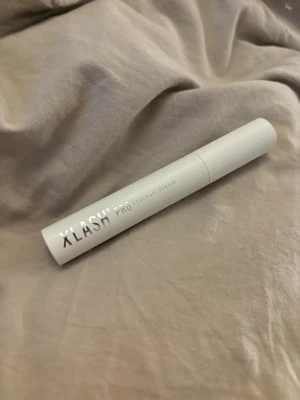 Xlash Pro ögonfransserum vit tub - Xlash Pro ögonfransserum i en stilren vit tub med silvrig text. Perfekt för dig som vill boosta dina fransar och få dem att se längre och fylligare ut. Enkel att applicera med smidig förpackning som är lätt att ta med i väskan.