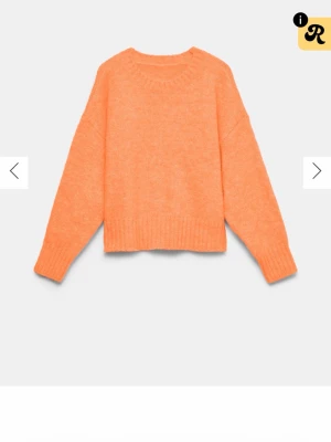Orange stickad tröja med rund hals - Trendig orange stickad tröja med avslappnad passform och rund halsringning. Tröjan har långa ärmar och ribbstickade muddar vid ärmslut och nederkant. Perfekt för lager-på-lager och ger en färgklick till din outfit.