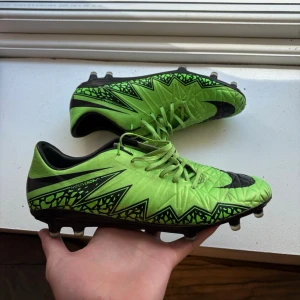 Nike hypervenom phantom phinish fg - Mycket bra skick och ända skadan är den som viss och syns på sista bilden. Hör av er vid minsta fråga ✅