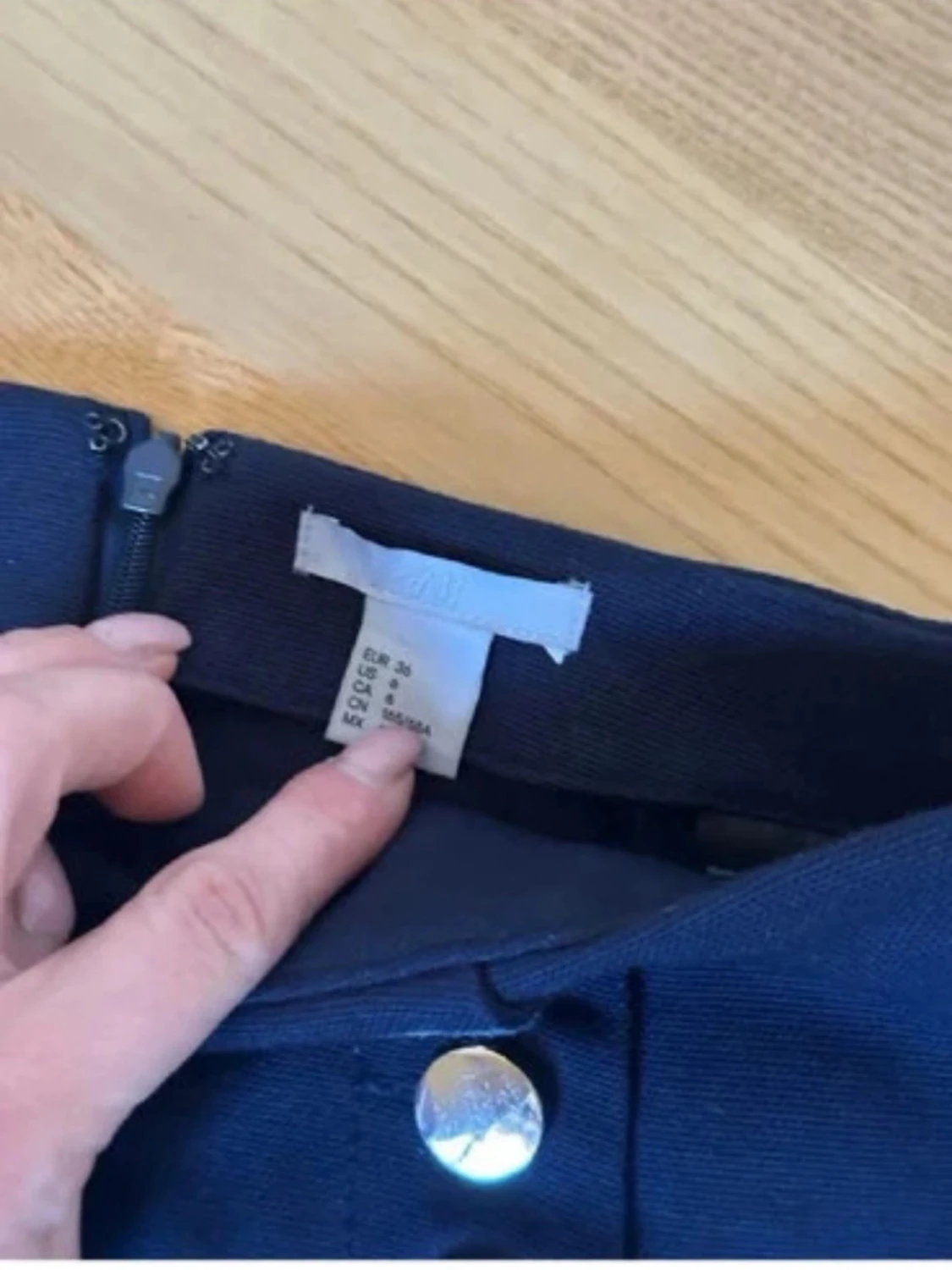 Mörkblå kjol med silvriga knappar - 3