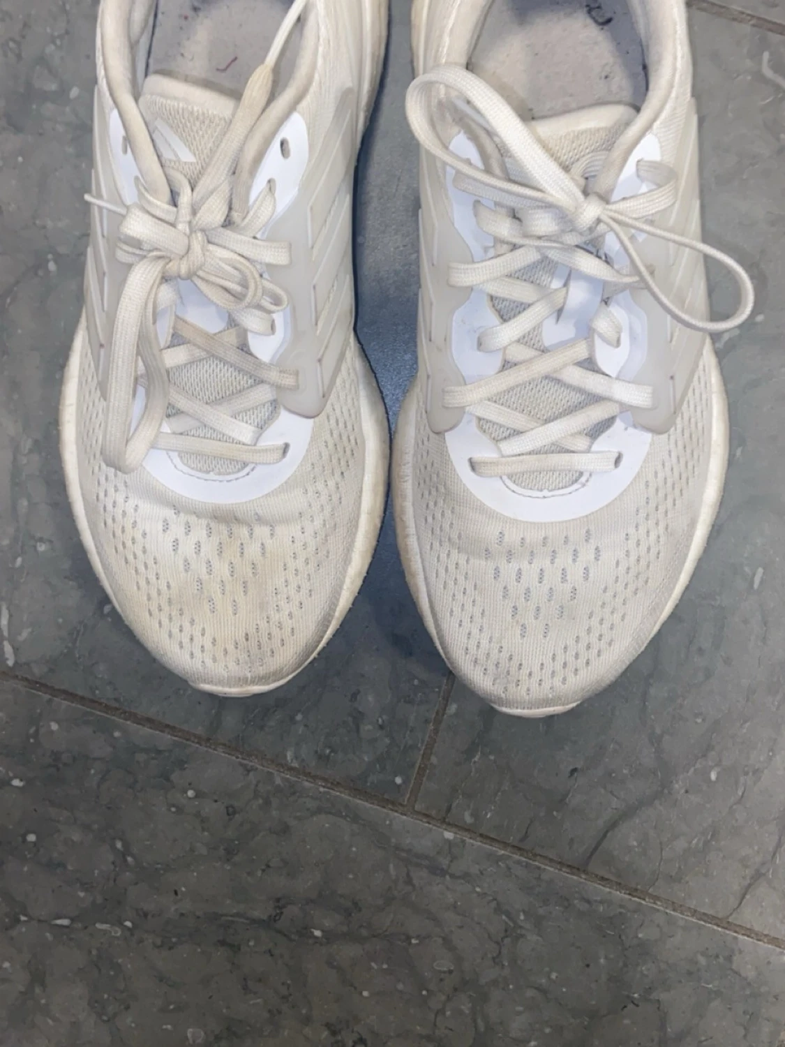 Vita Adidas sneakers med mesh