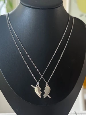 Maria Nilsdotter ”you and me” necklace Inspired! - Inspirerat Halsband av Maria Nilsdotter. Två matchande silver halsband  med delade hjärthängen. Perfekt för att dela med en vän eller partner. Halsbanden är 100% rost och nickelfria och kedjorna är 40cm men går att förlänga med ytterligare 5cm. Vid mer frågor är det bara att höra av sig ☺️